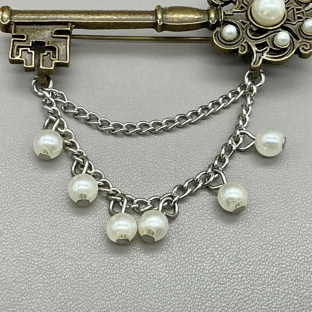 Vintage Key Brooch Pin Women Gold Silver Faux Pearl Dangle Chain Steampunk Style